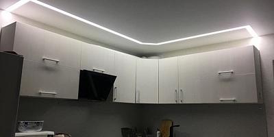 Световые линии натяжной потолок на кухню