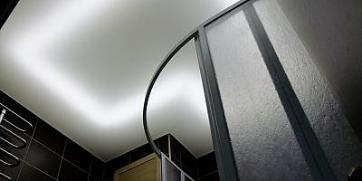 Светопроводящий натяжной потолок в ванную